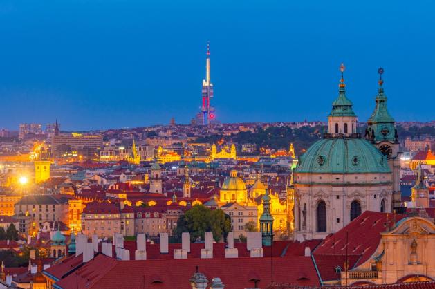 Večerní panorama Prahy se Žižkovskou televizní věží 
