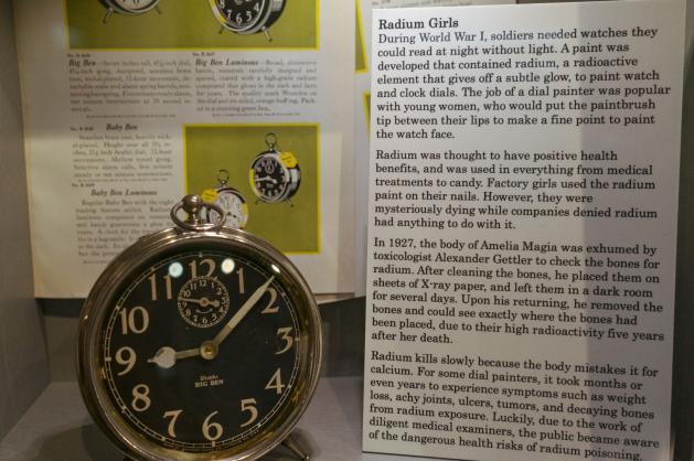 Historické hodinky s luminiscenčními číslicemi