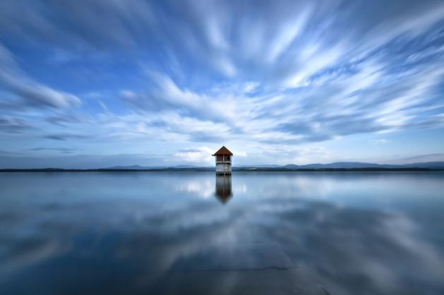 Samotná věž na klidné hladině jezera