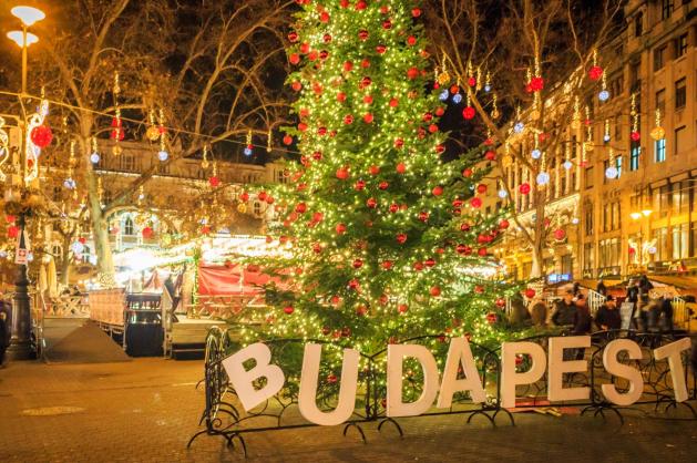 Osvětlený vánoční strom a výzdoba 