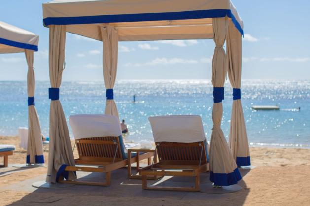 Luxusní přístřešek s lehátky na písečné pláži