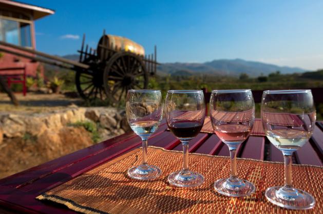 Vinné sklenice a barmské vinařství