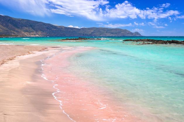 Růžový písek a mělká laguna