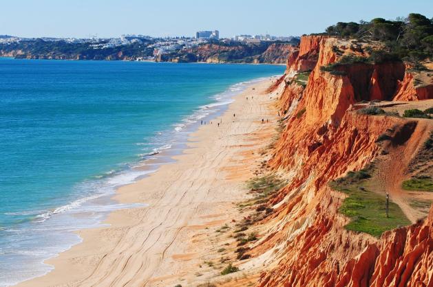 Pláž pod červenými útesy Atlantiku