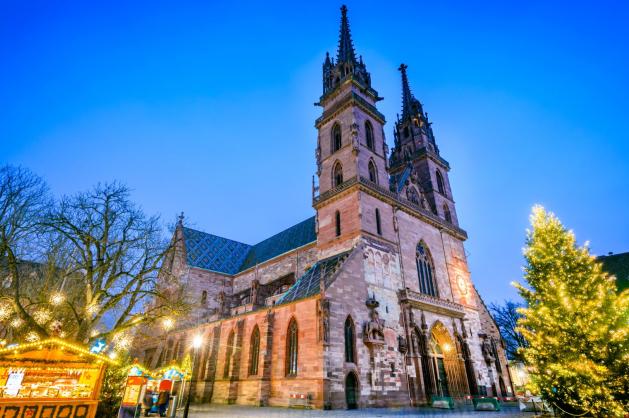 Vánoční trh a osvětlený strom před bazilejskou katedrou