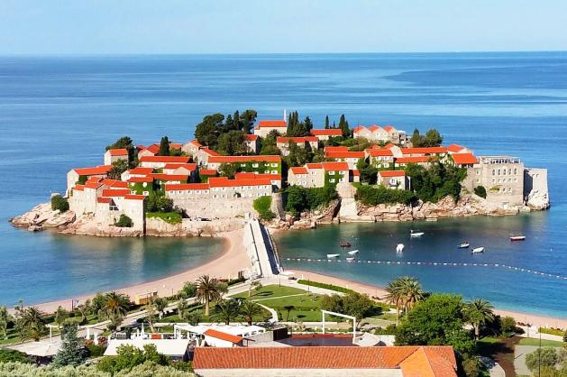 Pohled na ostrov Sveti Stefan