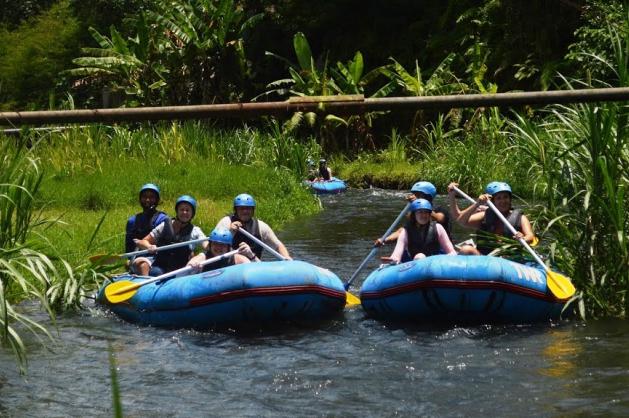 Zábava na raftech na Bali