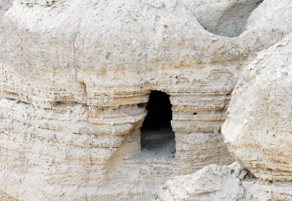 Jedna z kumránských jeskyní na severozápadním pobřeží Mrtvého moře