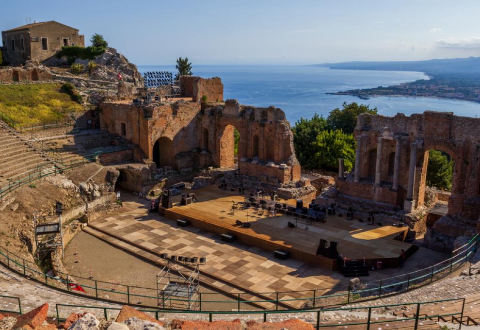 2_the_white_lotus_teatro_antico_taormina