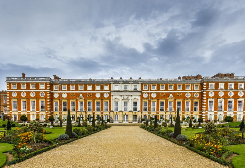 7_bridgerton_hampton_court_palace