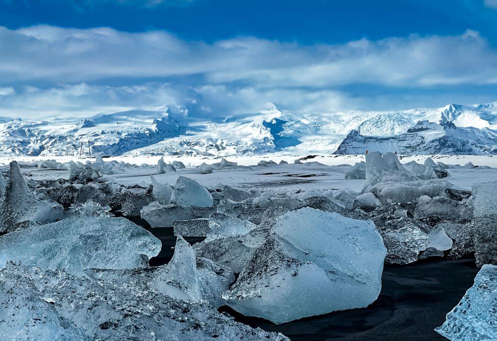 Ledové bloky a hory v pozadí