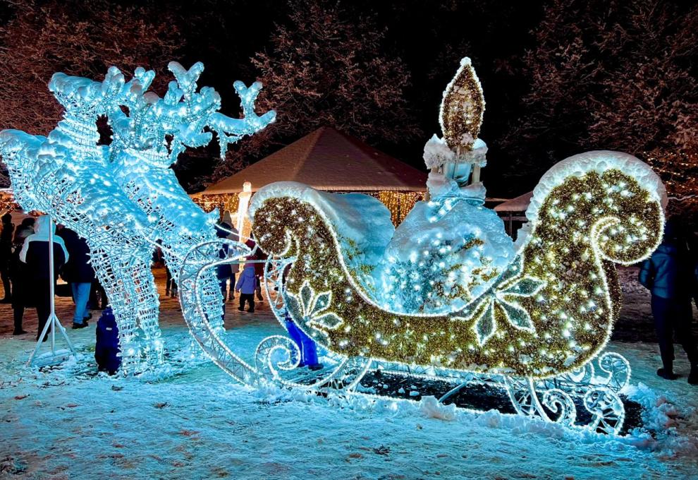 Zdobený světelný kočár tažený dvěma soby.