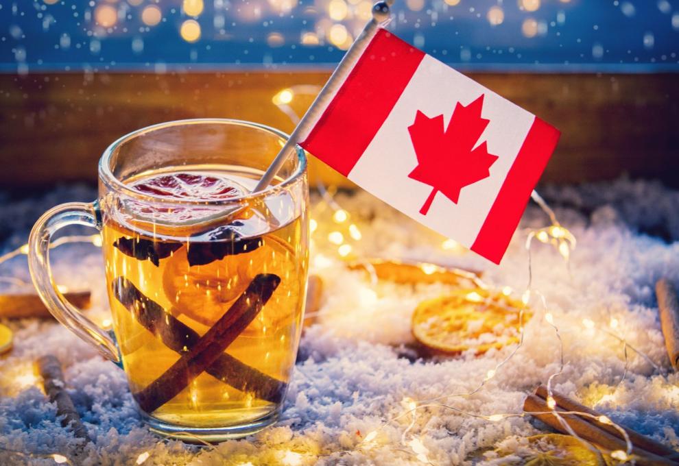 Vánoční nápoj s kanadskou vlajkou