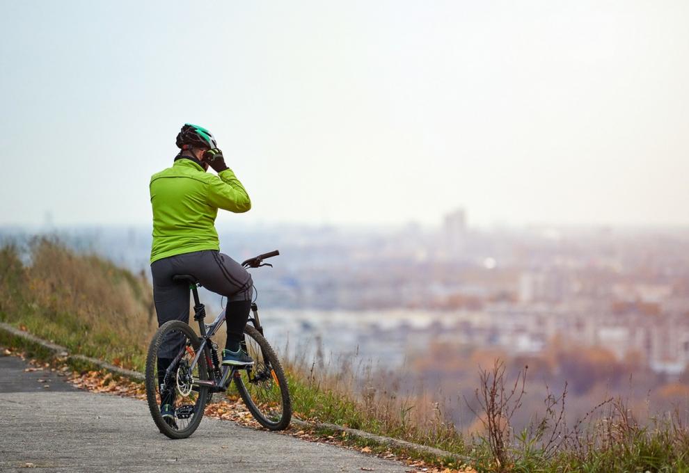 cyklista nad městem