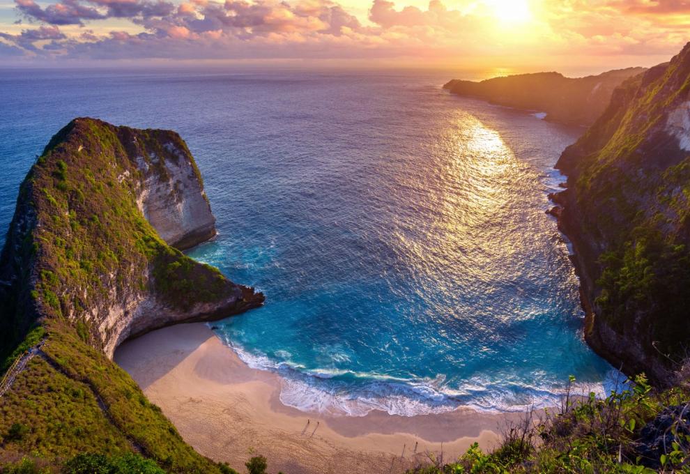 Pláž Kelingking na ostrově Nusa Penida, Bali