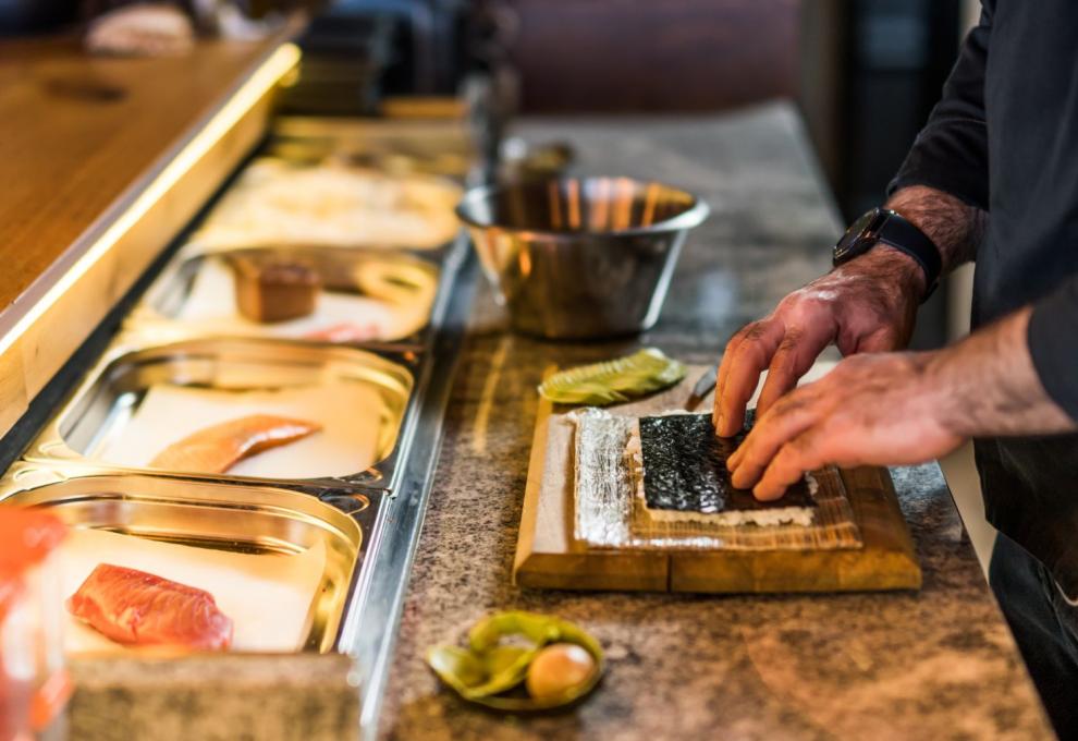 Kuchař při přípravě sushi