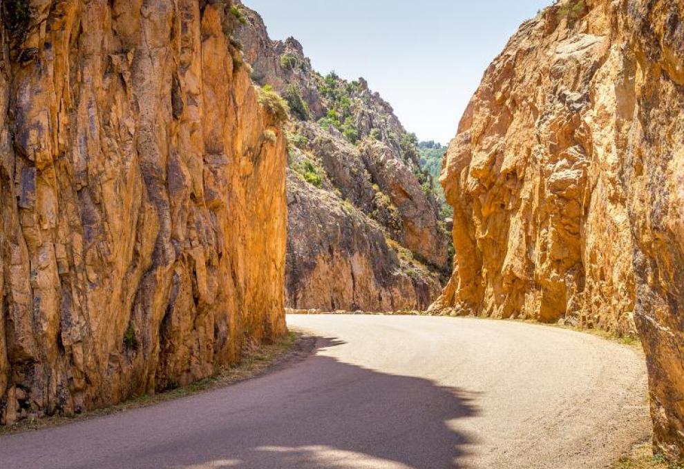 Calanques de Piana skály u silnice