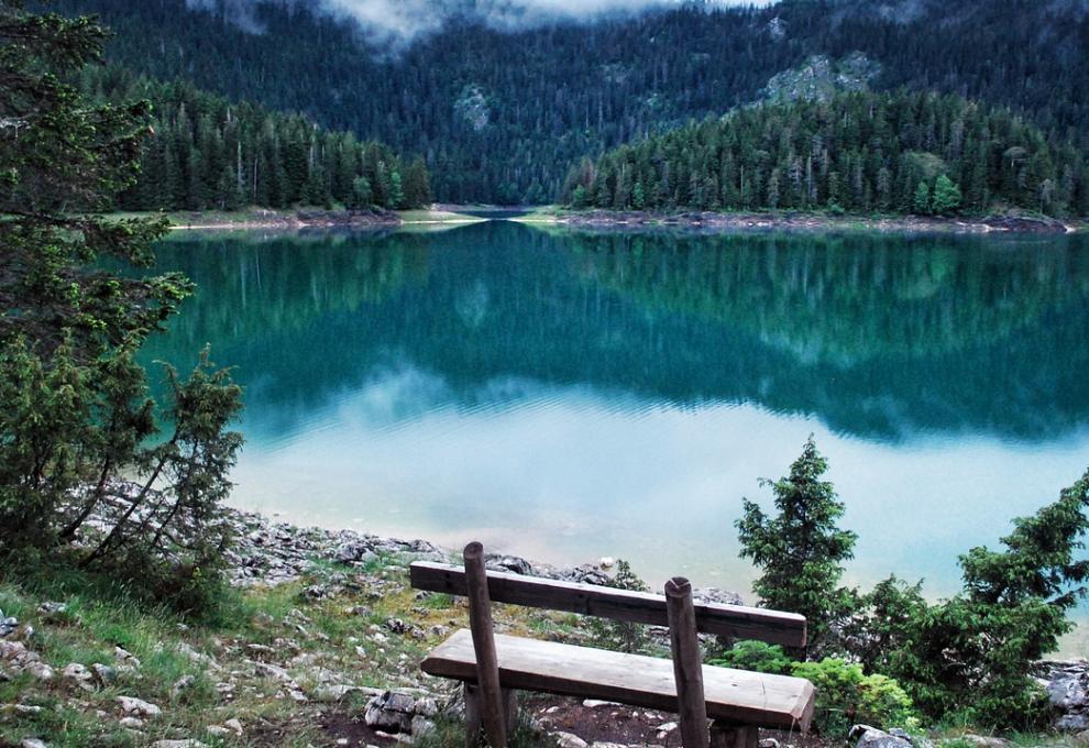 Jezero s lavičkou v Černé Hoře