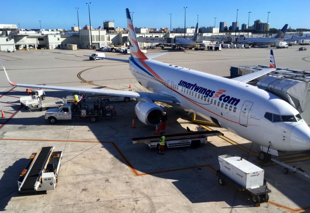 Boeing 737 Smartwings stojí u gatu 