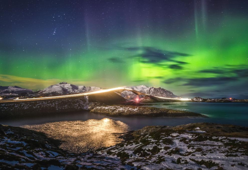 Norská silnice s polární září.
