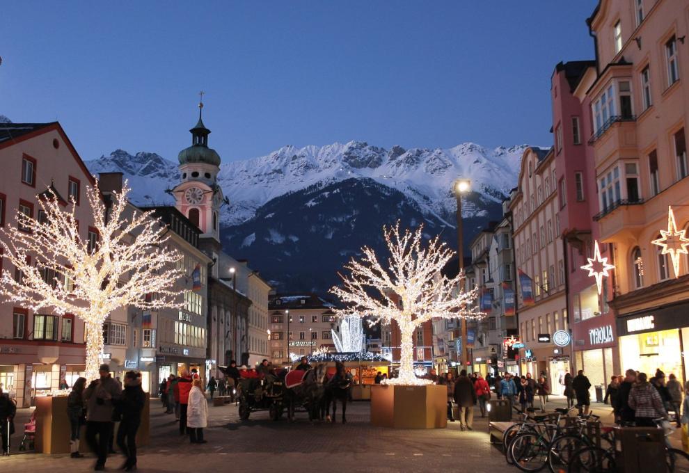 Osvětlené stromy a hlavní třída Innsbrucku 