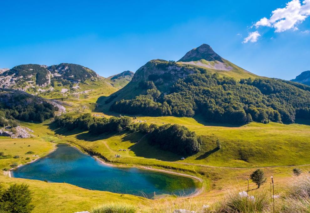 Křišťálové jezero v srdci hor