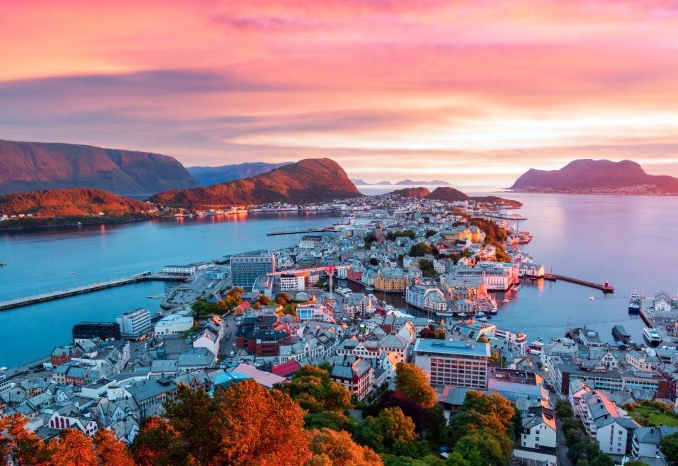 Pohled na jedno z norských pobřežních měst obklopené mořem