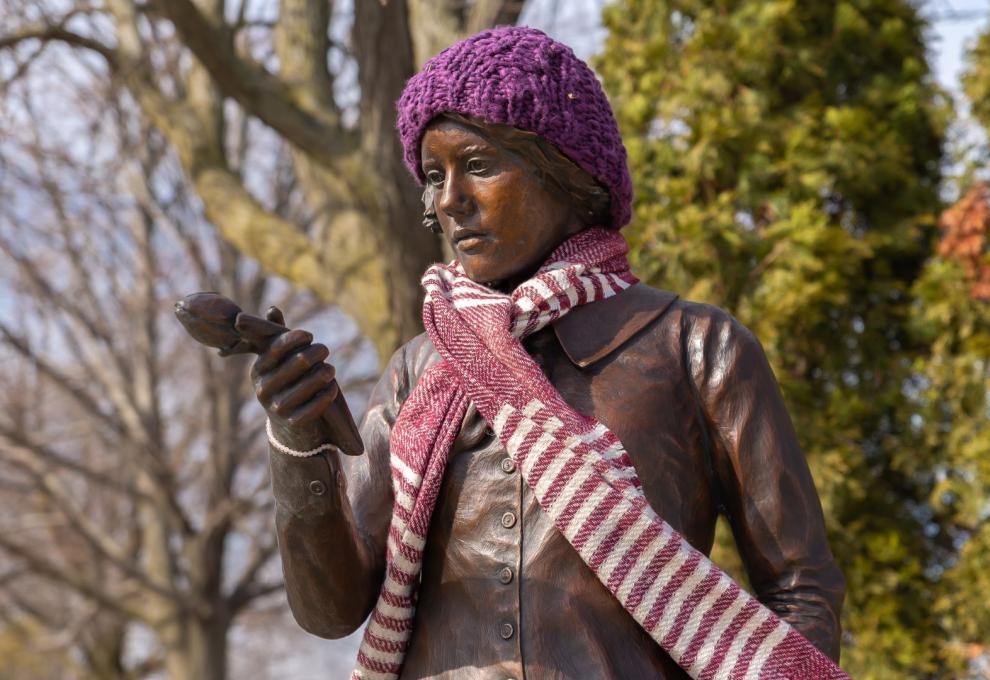 Detail bronzové sochy ženy 