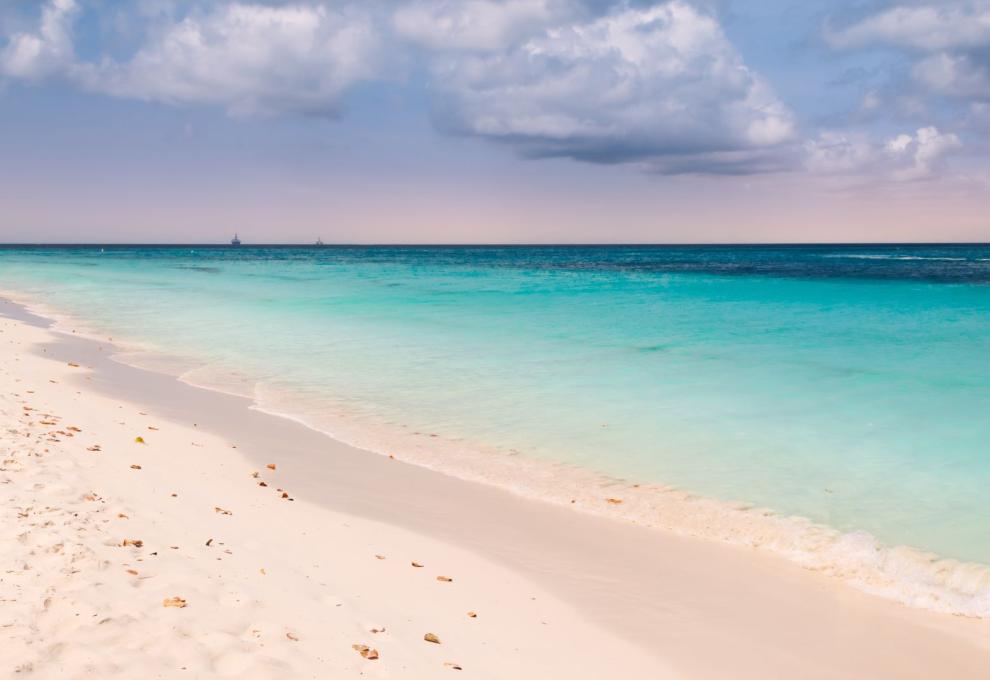 Široká pláž s bílým pískem