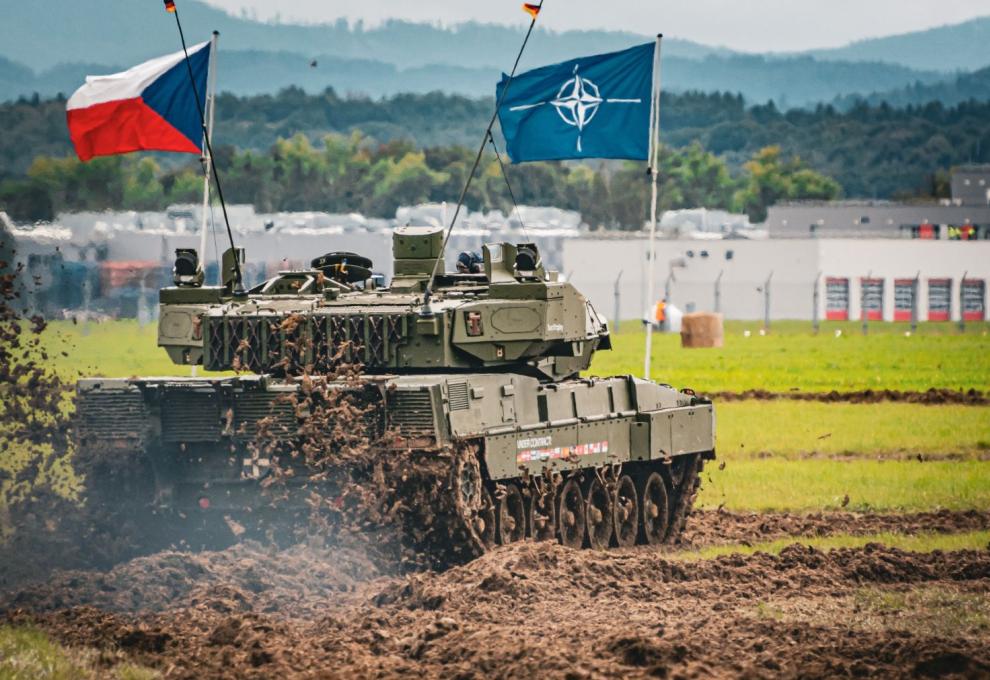 Tank Leopard 2 jede terénem