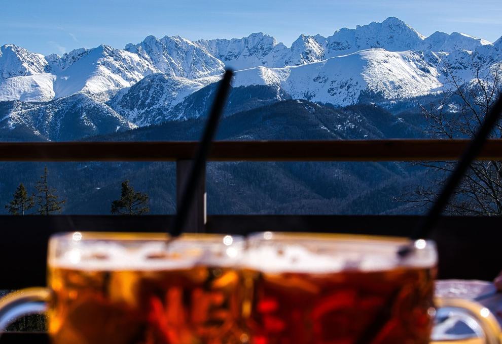 Pohled na zasněžené Tatry z venkovní terasy
