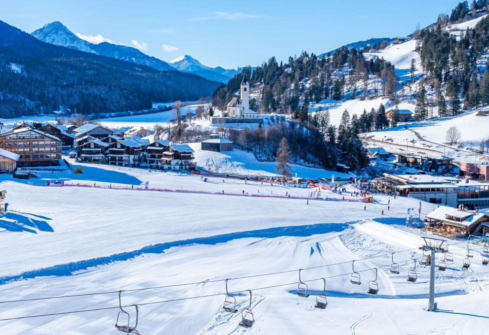 Lyžařské středisko v Tyrolsku s upravenými sjezdovkami.