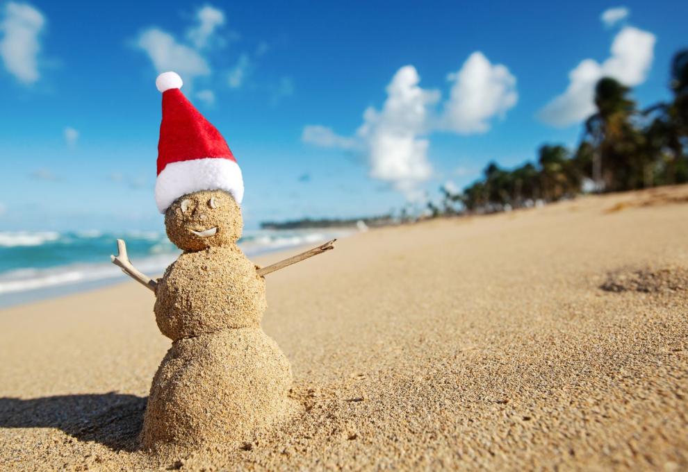 Sněhulák z písku s čepicí 