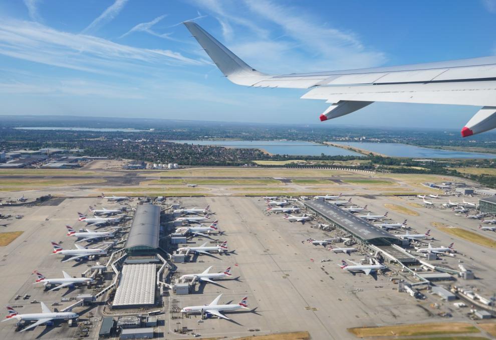 Letecký pohled na terminály a ranveje letiště Heathrow 