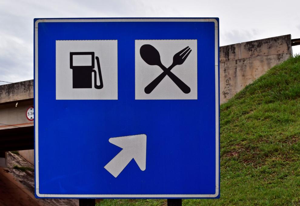 Směrová tabule k motorestu u dálnice.