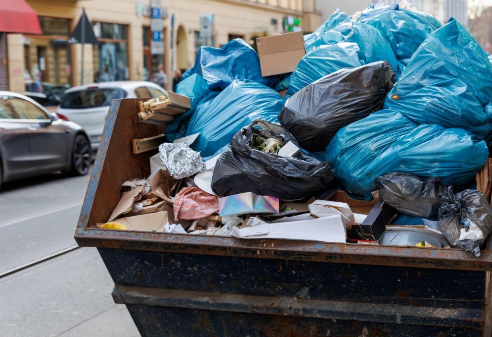 velkoobjemový kontejner plný odpadu