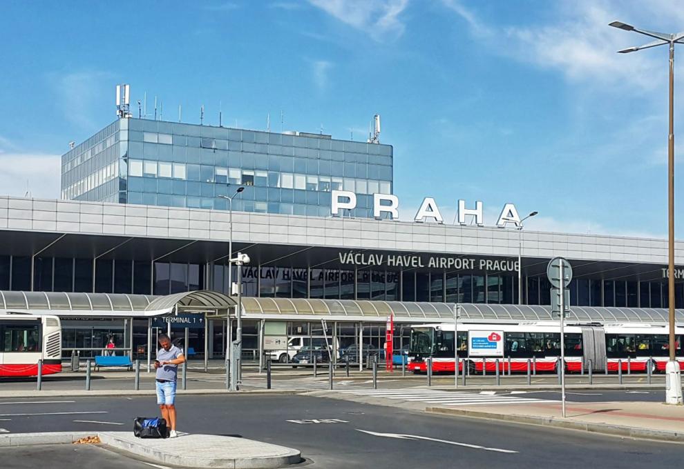 Pohled na budovu pražského letiště 