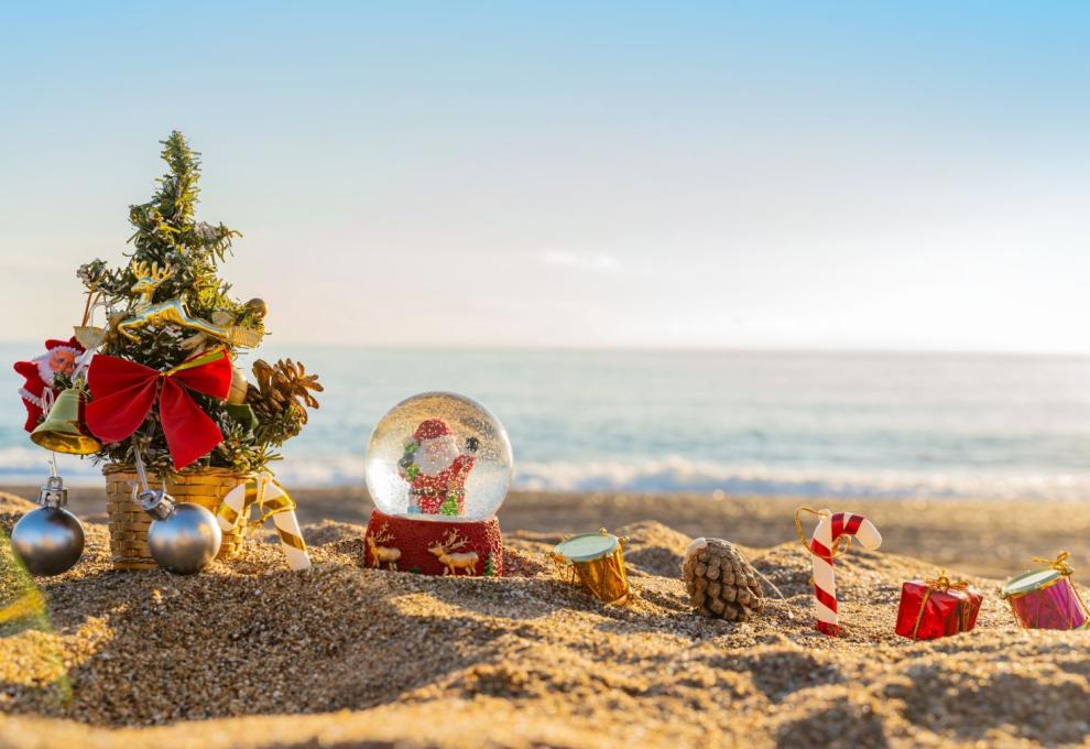 Malý vánoční stromek, dárky a sněžítko na pláži