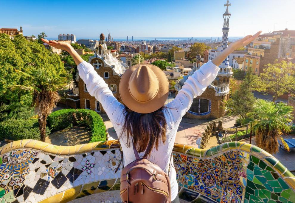 Turistka obdivuje panorama Barcelony