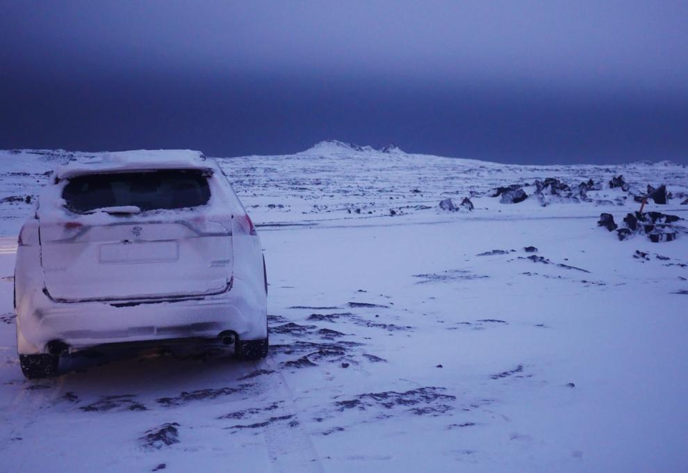 Auto v zimní bouři