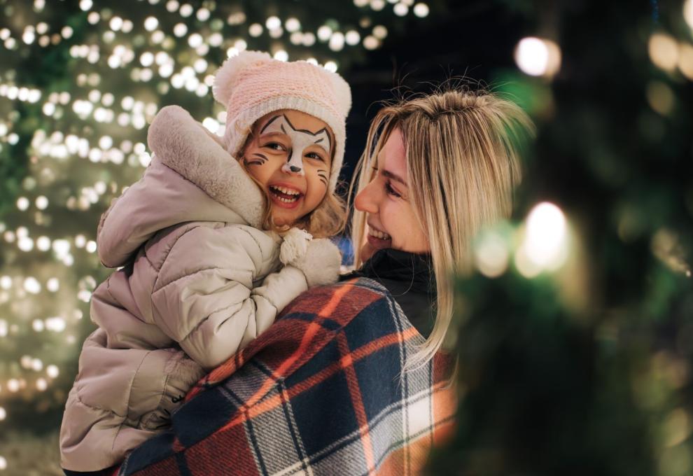 Maminka s dcerou si užívají světelnou atmosféru 
