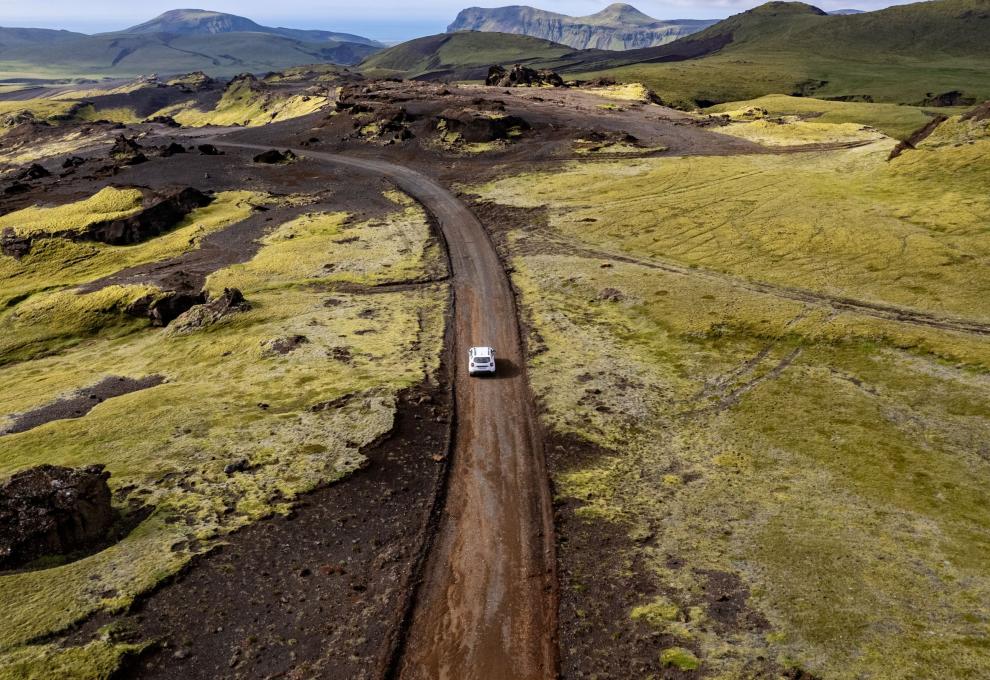 Automobil jedoucí po štěrkové cestě