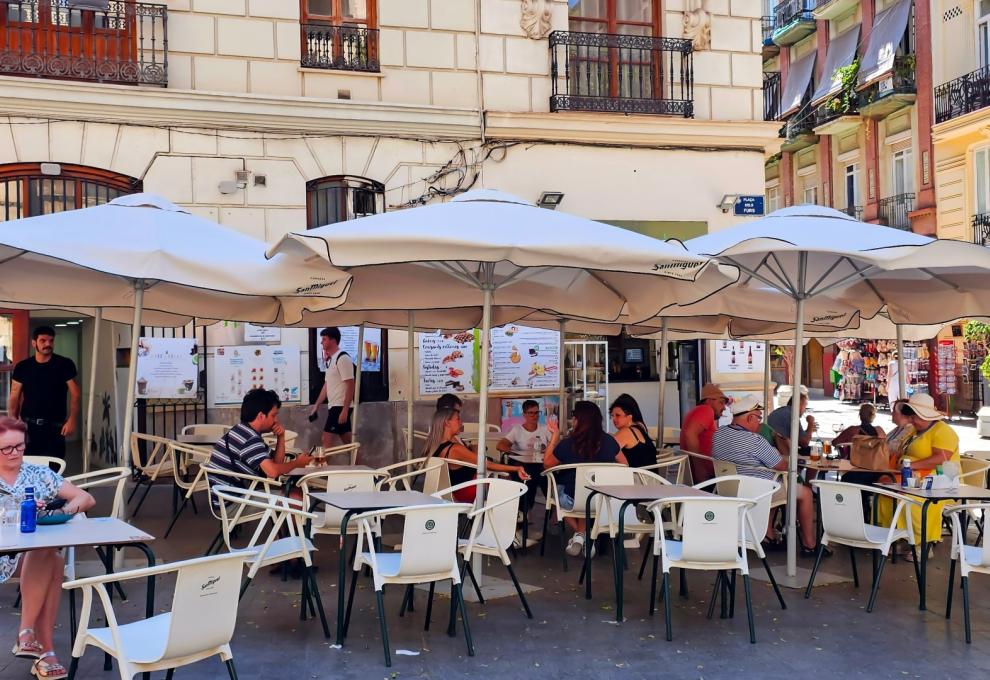 Posezení na venkovní terase restaurace ve Španělsku