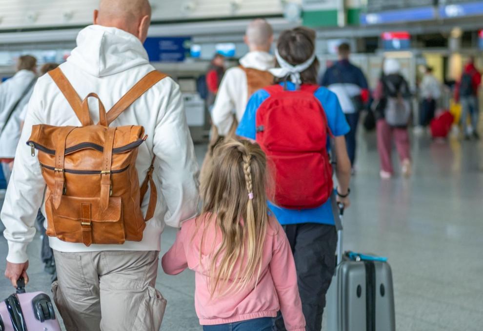 Rodina na letišti s kufry