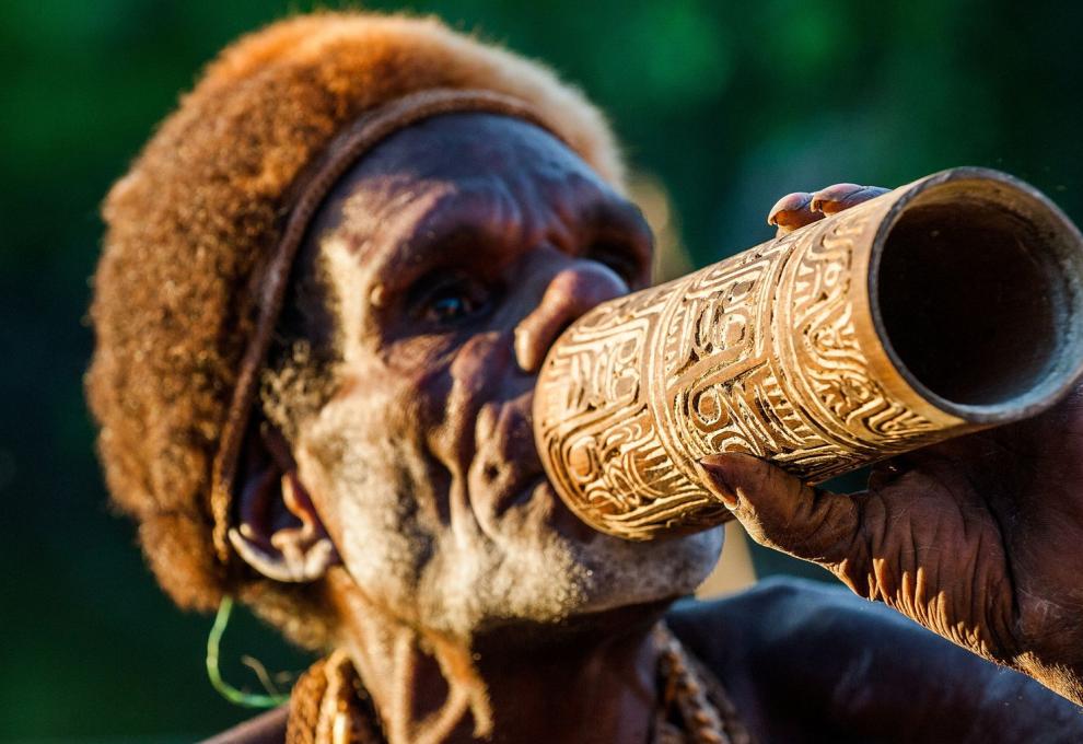 Muž z kmene v Nové Guinee