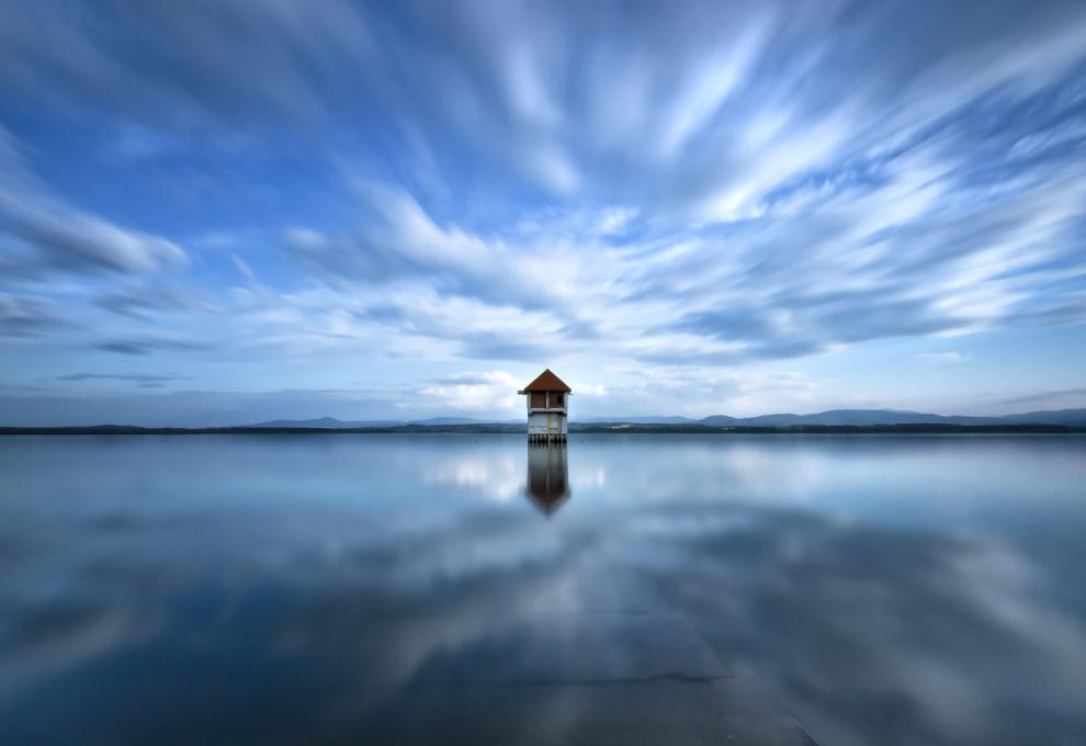 Samotná věž na klidné hladině jezera