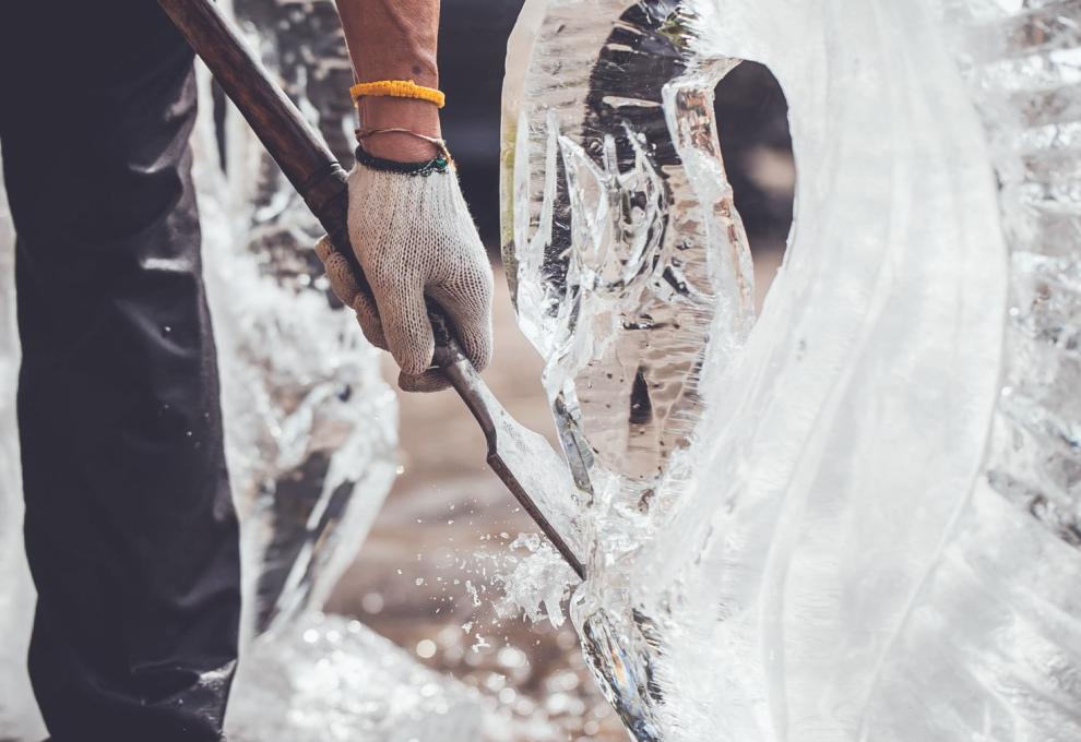 Umělec tvaruje blok ledu 
