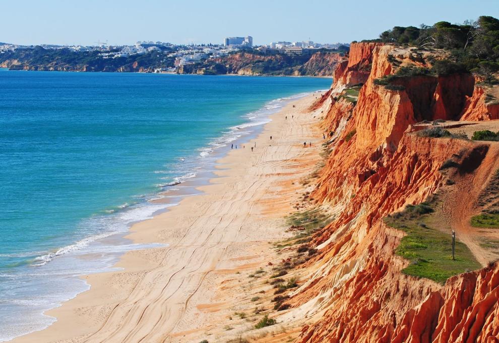 Pláž pod červenými útesy Atlantiku