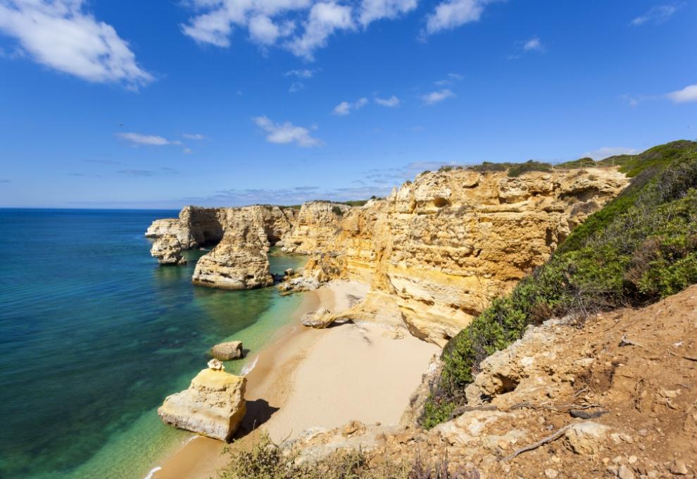 Praia Da Marinha je nejlepší pláží Portugalska. Nachází se v oblasti Algarve. - Cestovinky.cz
