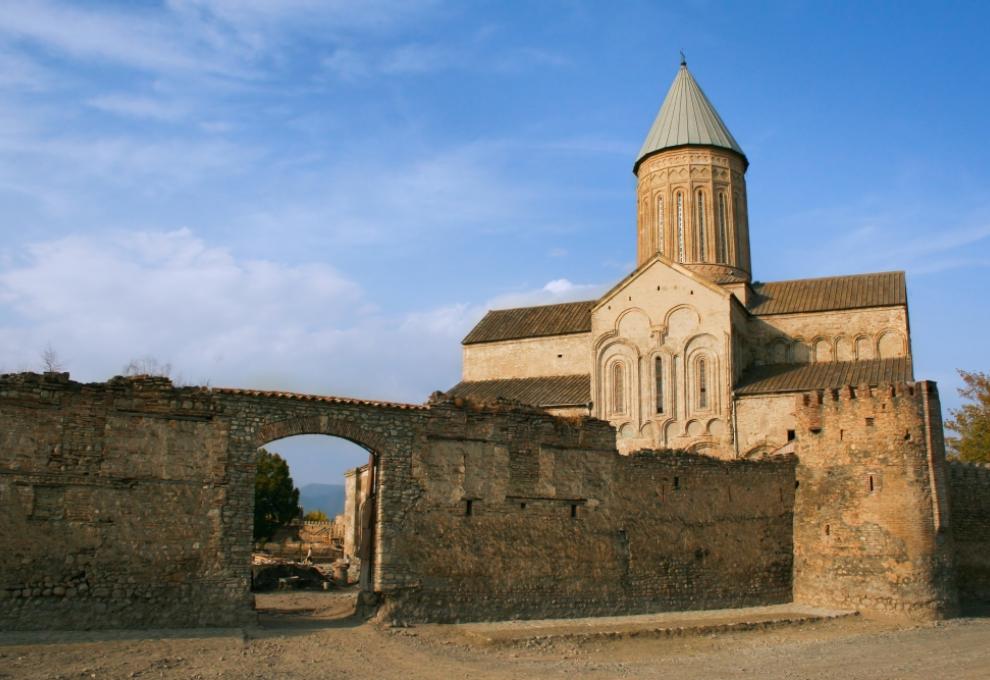 Vstupní brána a katedrála v komplexu kláštera Alaverdi v jihovýchodní Gruzii - Cestovinky.cz